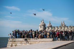 Torre de Belém ao fundo a ser sobrevoada por helicópteros