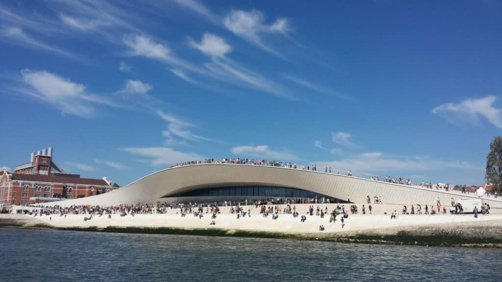 Pessoas em frente ao MAAT no dia da inauguração