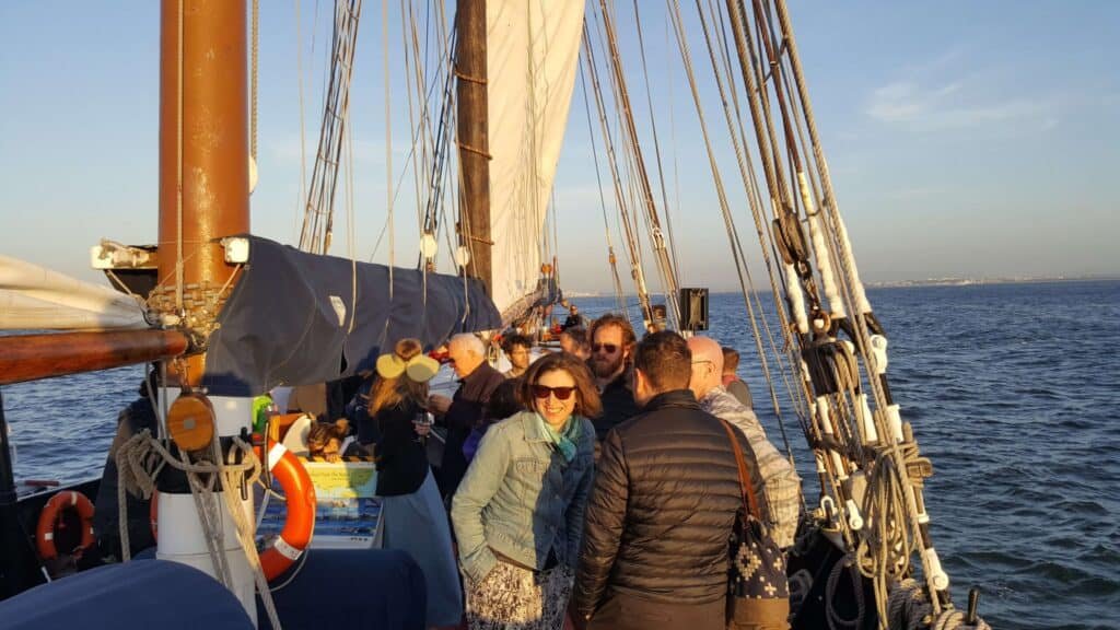 Pessoas a conviver a bordo de um veleiro