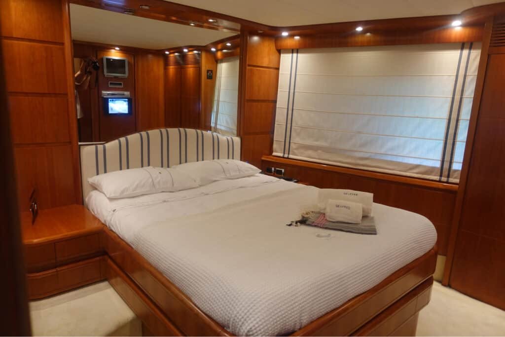 Cama de casal no interior do barco