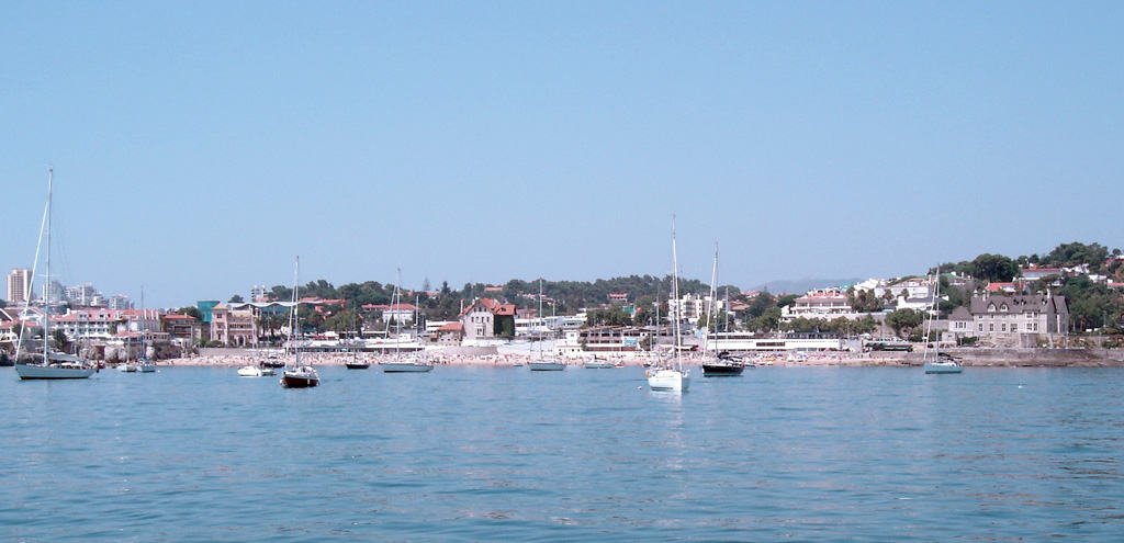 Barcos fundeados na Baía de Cascais