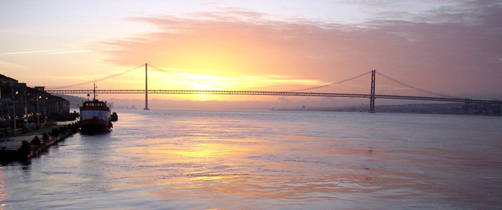 Rio Tejo durante o por sol