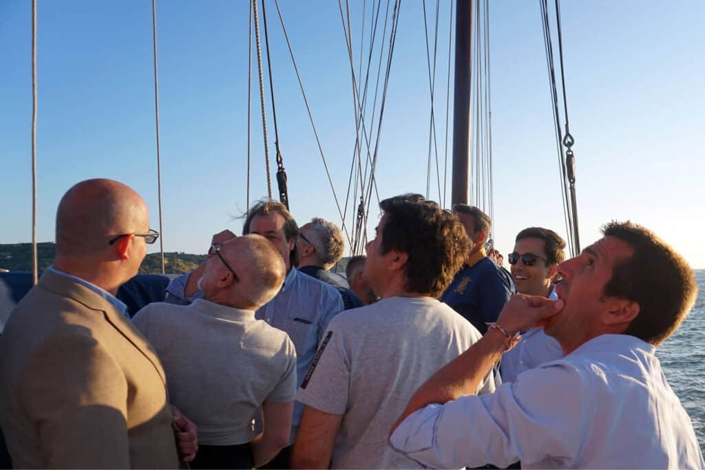 Eventos Team Building, homens a tentar perceber o funcionamento das velas do barco