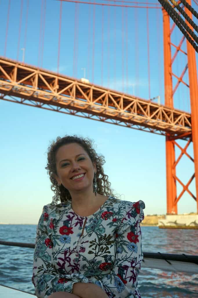 Eventos Team Building, mulher num veleiro a passar por baixo da ponte sobre o Tejo