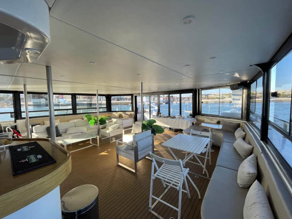 Interior panorâmico e adaptável de um catamaran