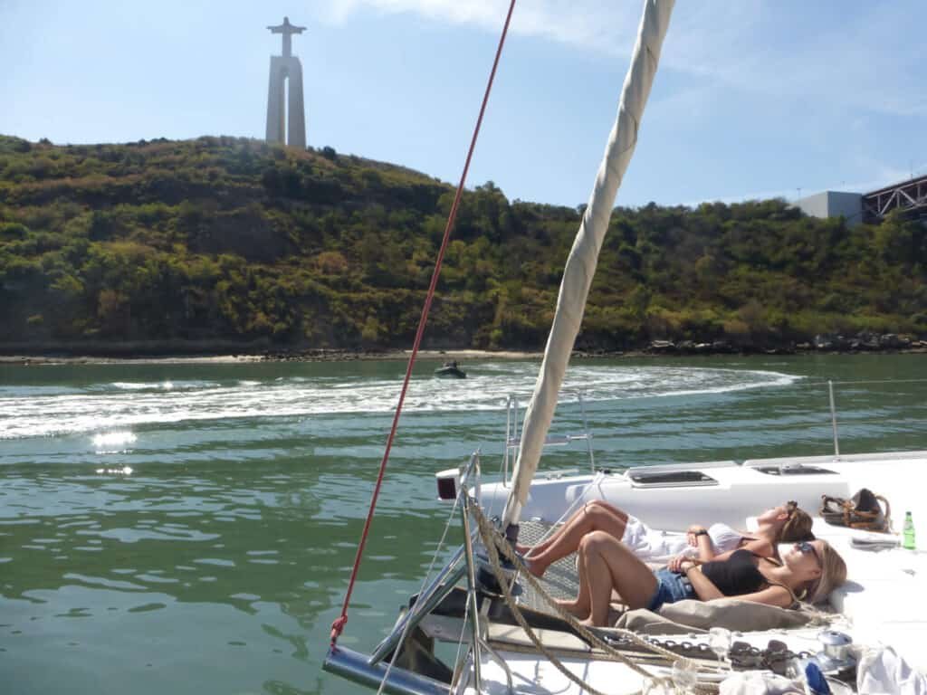 Raparigas a relaxar nas redes do catamaran