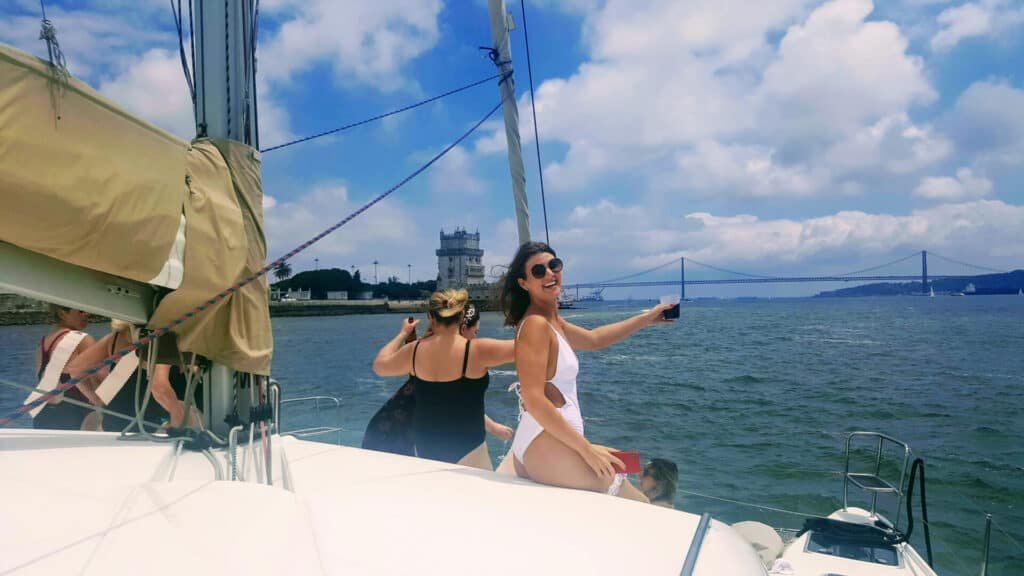 Pessoas a conviver a bordo de um catamaran