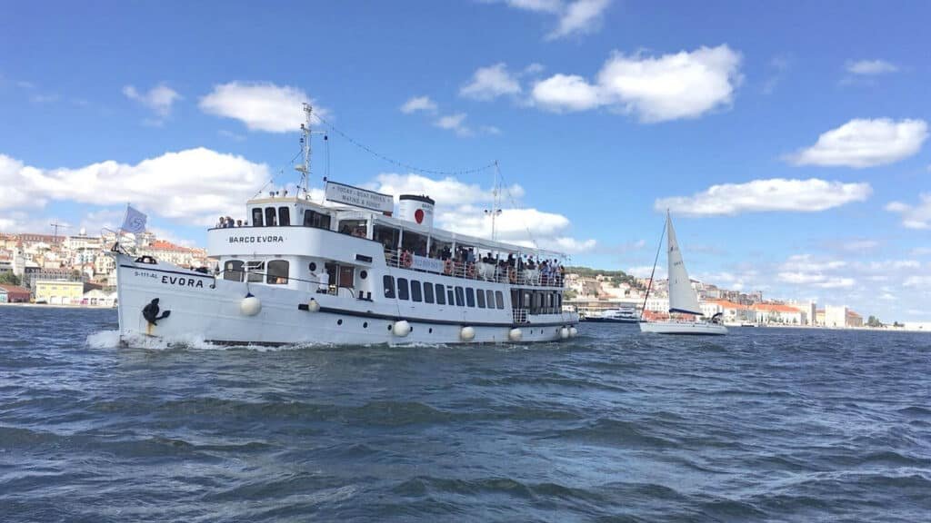 Barco Évora a navegar no Tejo