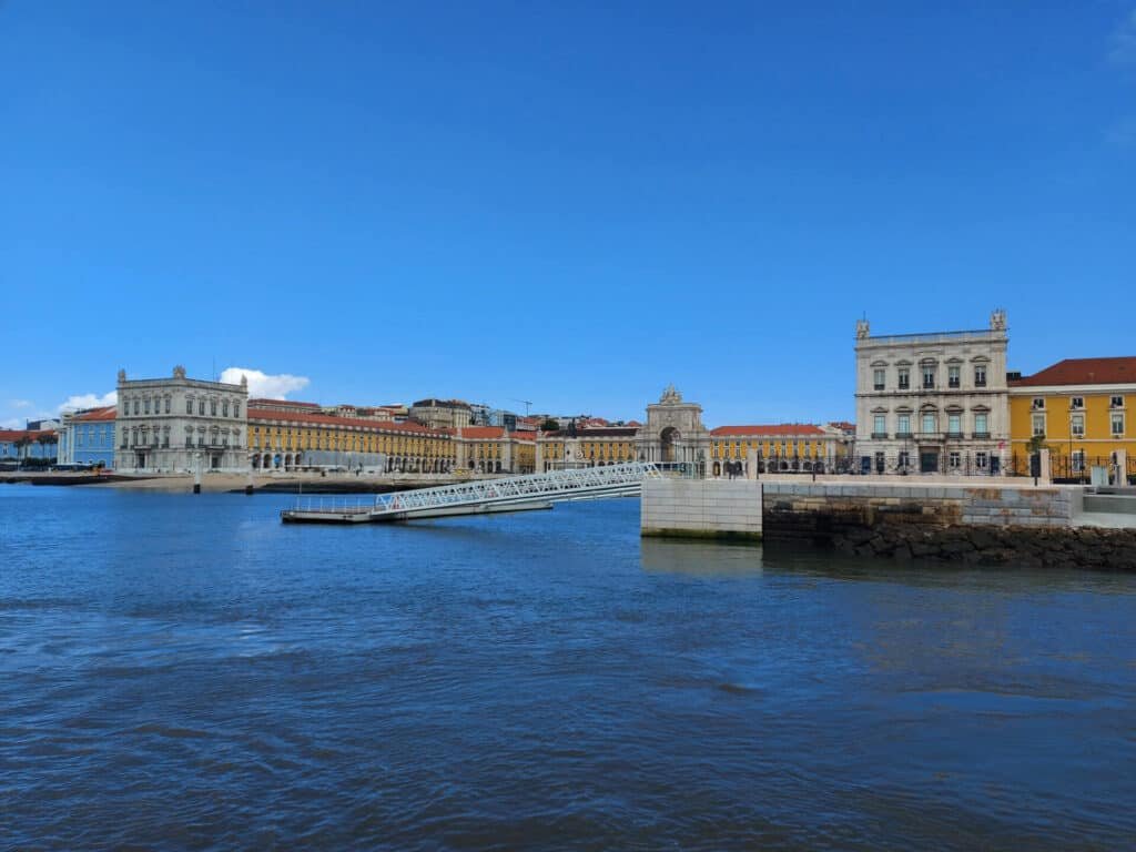 Praça do Comércio vista desde a Estação Fluvial Sul e Sueste