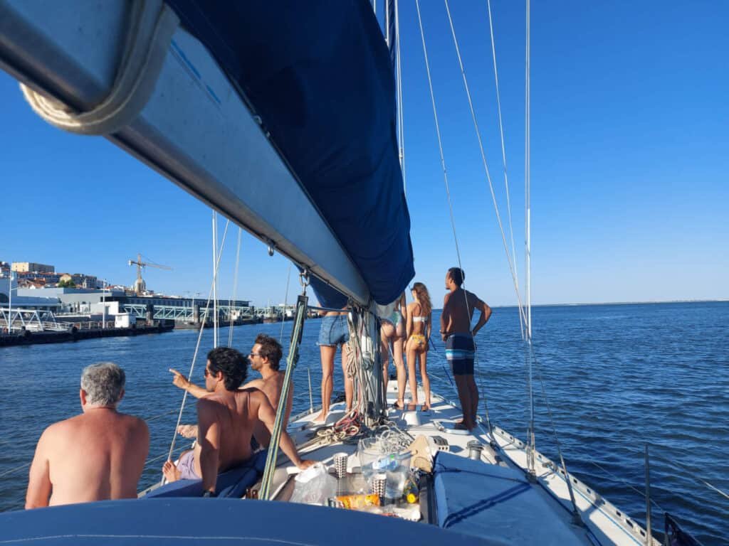 Grupo de amigos a passear num veleiro em Lisboa