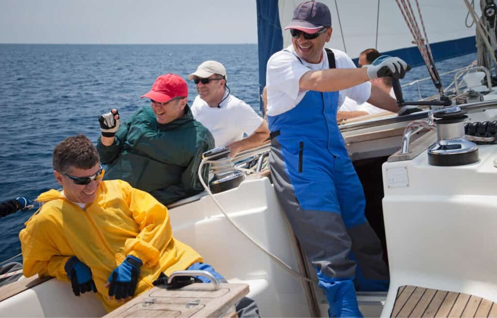 Team building a bordo. Homens a trabalhar durante uma regata