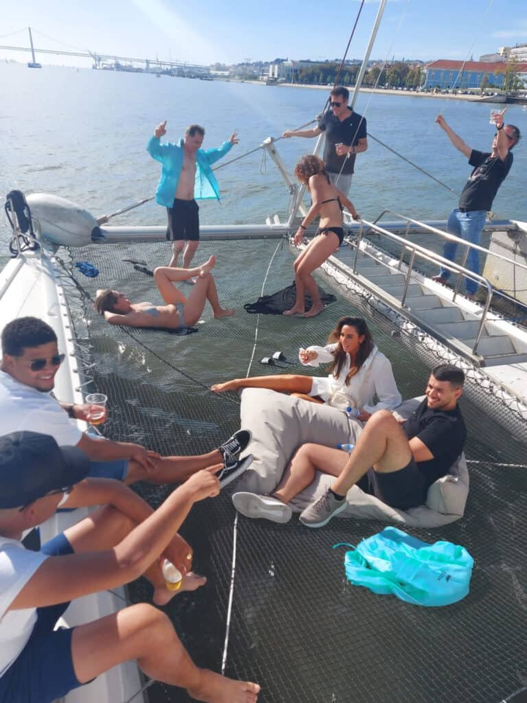 Pessoas a dançar, rir e relaxar num catamaran