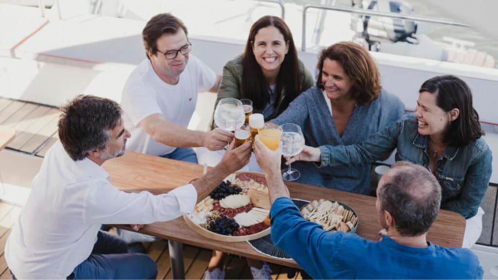 Amigos a celebrar a vida com alegria, bebidas e tapas portuguesas