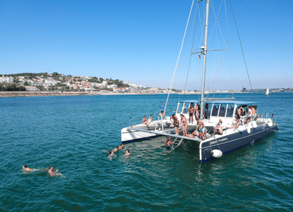 Mergulhos e muita animação no Terrace Catamarã