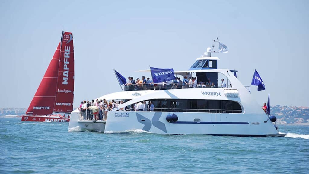 Festa a bordo deste maravilhoso catamarã pelo rio tejo