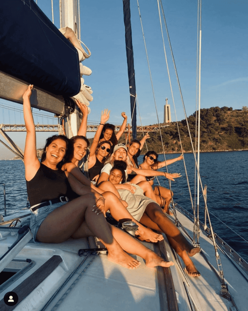 Grupo de amigas divertidas a passear de veleiro