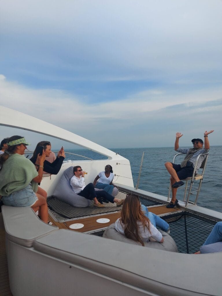 Pessoas a divertirem-se na proa do catamaran