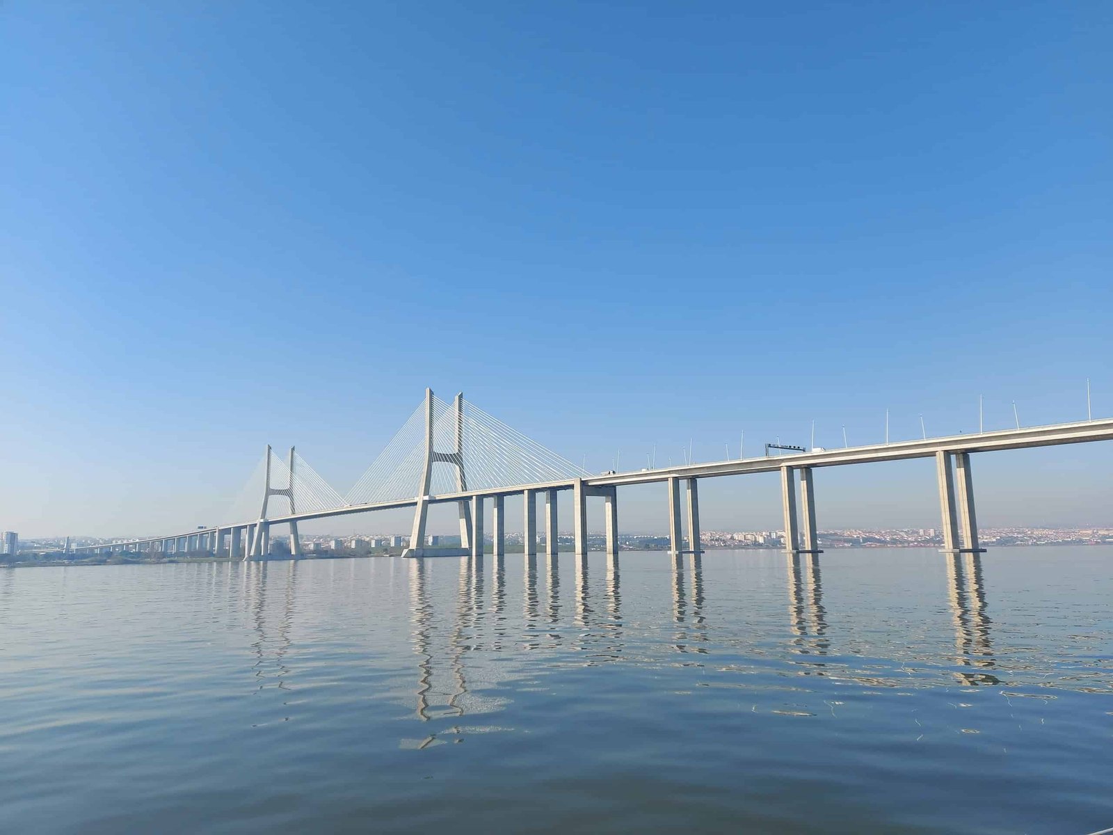 Ponte Vasco da Gama vista desde o rio Tejo