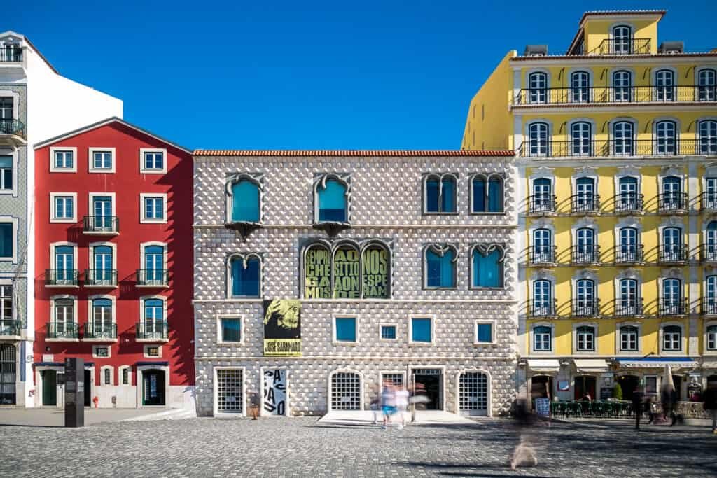 Casa dos Bicos - Núcleo Arqueológico e Fundação José Saramago num dia de céu azul