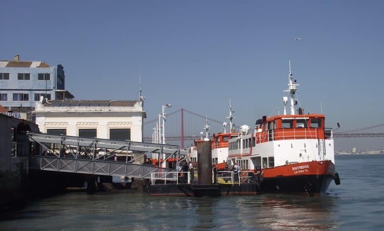 Cacilheiro atracado no pontão do Cais do Sodré