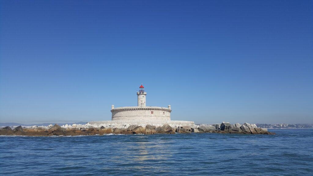 Farol do Bugio. no meio do Atlântico