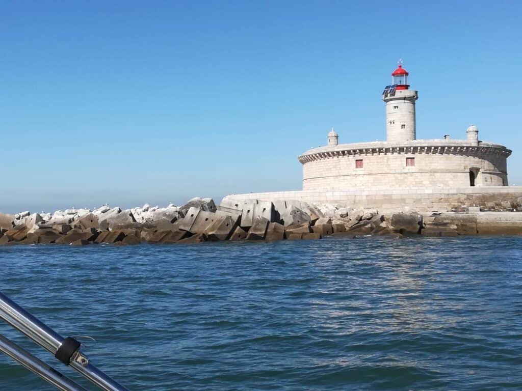 Farol do Bugio, vista próxima desde um barco