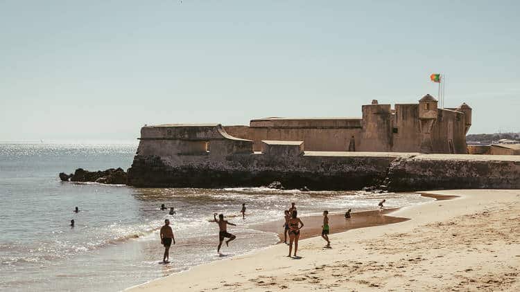 Forte de S. Bruno localizado junto à praia