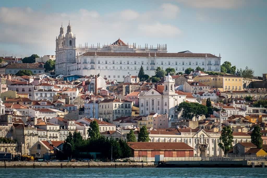 Mosteiro de São Vicente de Fora visto desde o rio Tejo