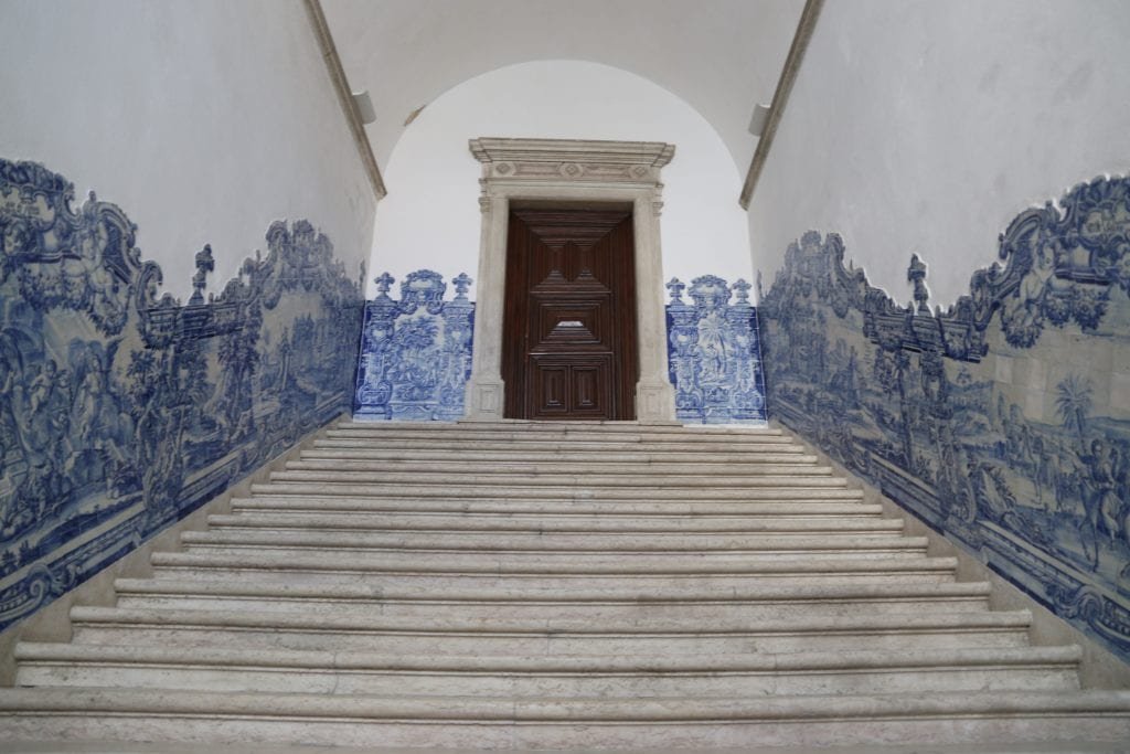 Escadaria com azulejos no Mosteiro de São Vicente de Fora