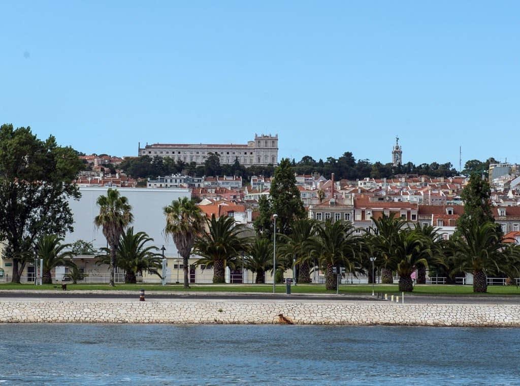 Palácio da Ajuda no alto da colina, visto desde o Tejo