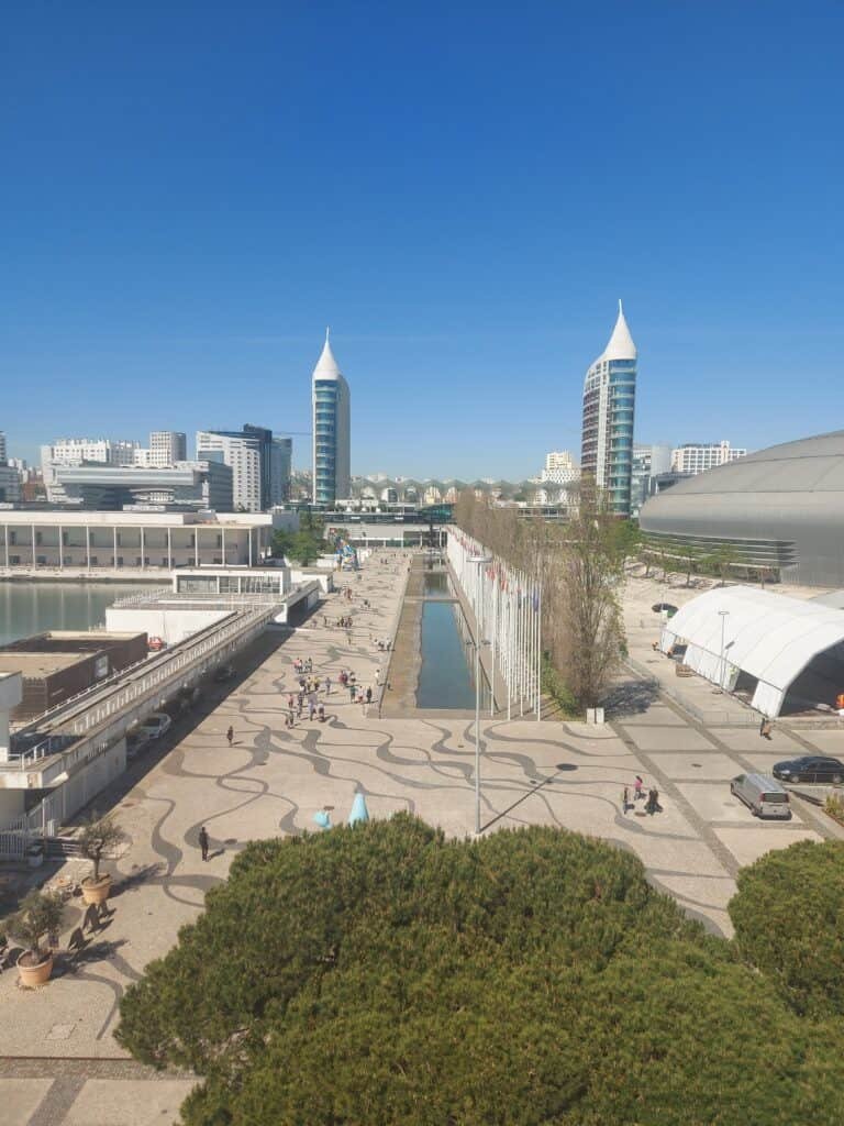 Entre as Torres de S. Gabriel e S. Rafael encontra-se o Centro Comercial Vasco da Gama