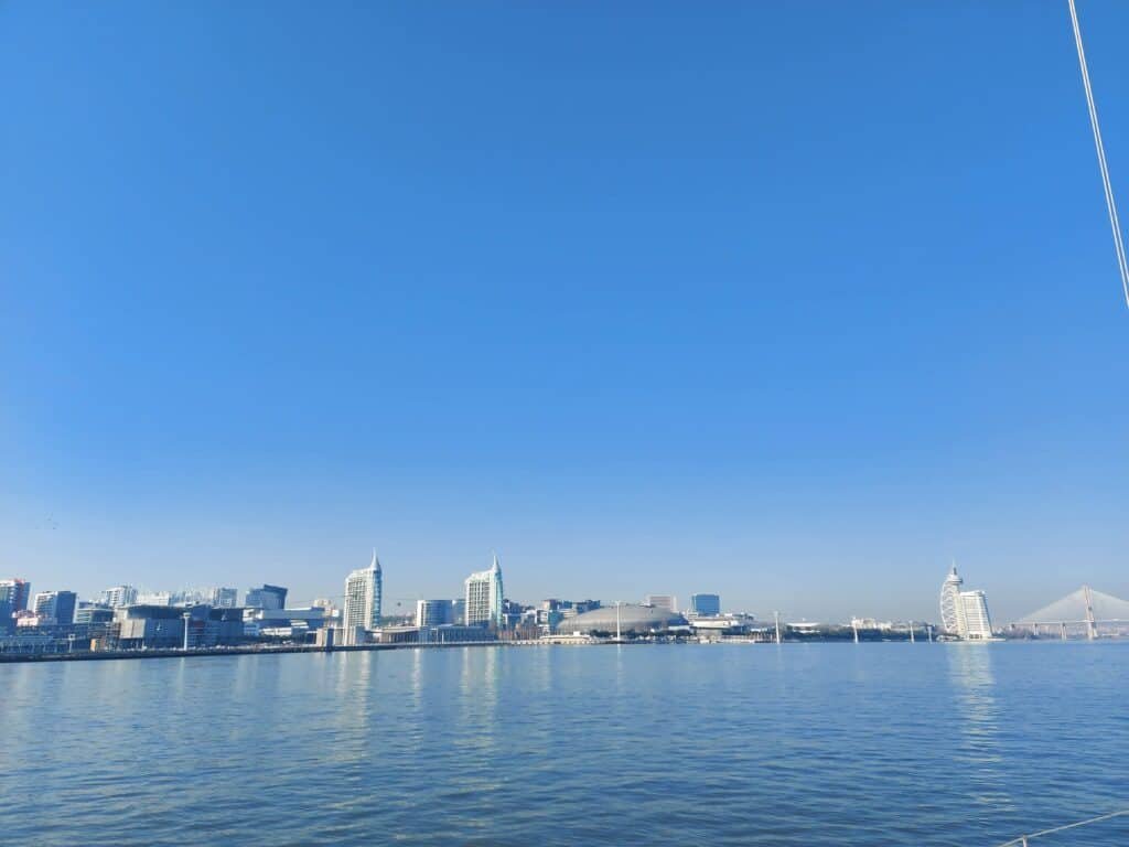 Vista do Parque das nações desde o Rio. Identificam-se a Torre da Vasco da Gama, a ponte Vasco da Gama, o Pavilhão atlântico e o Oceanário