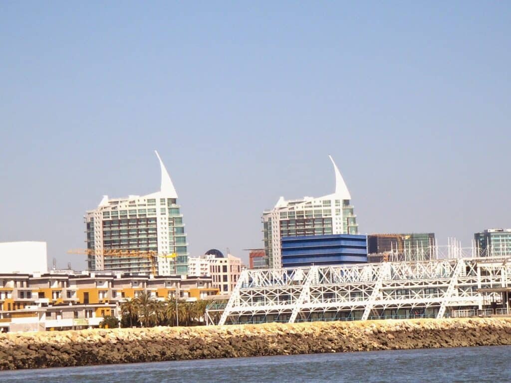 A marina do Parque das Nações e as Torres de S. Gabriel e S. Rafael