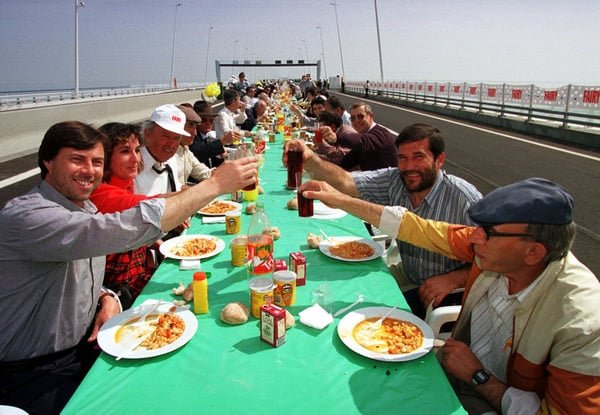 Pessoas a almoçar na Ponte Vasco da Gama