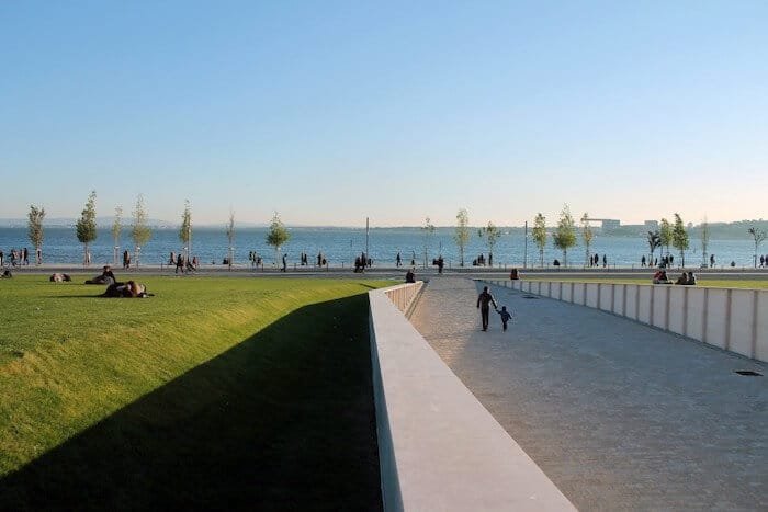 Uma perspectiva da remodelada Ribeira das Naus com pessoas a passear