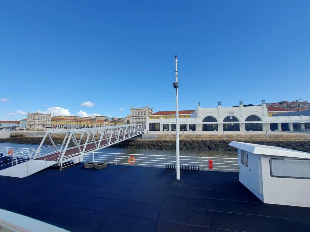 Vista frontal para o edifício da Estação Fluvial Sul e Sueste