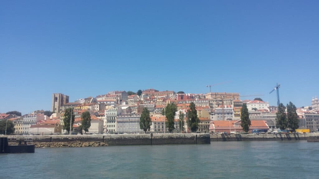 Vista do bairro de Alfama desde o rio Tejo