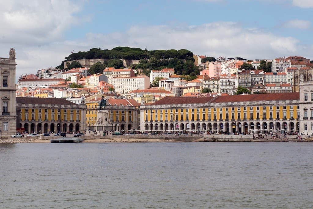 Vista desde o rio para a Colina de São Jorge