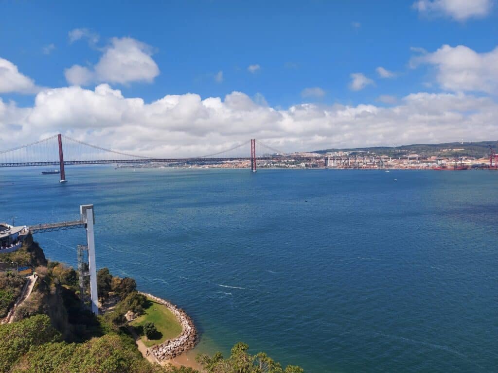 Vista sobre o Elevador panorâmico, com o Tejo e a Ponte 25 de Abril ao fundo