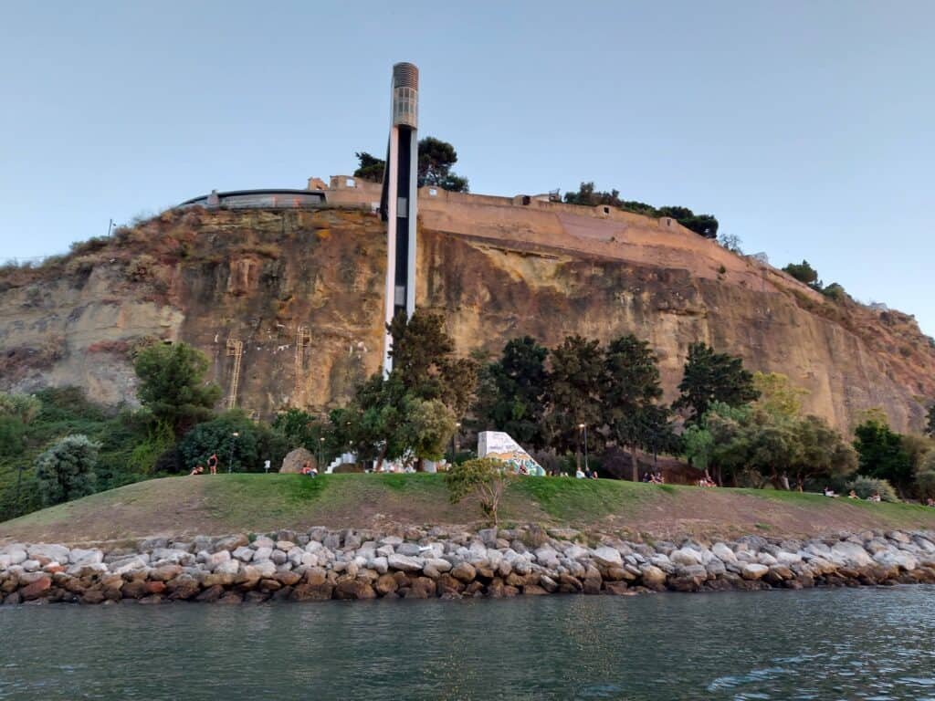 Jardim do Rio e o Elevador Panorâmico da Boca do Vento vistos desde o Tejo