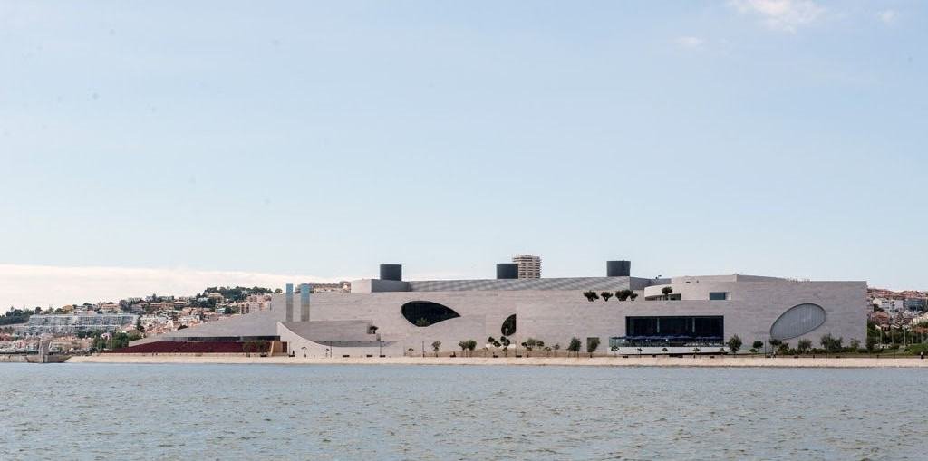 Fundação Champaulimaud vista desde o rio Tejo