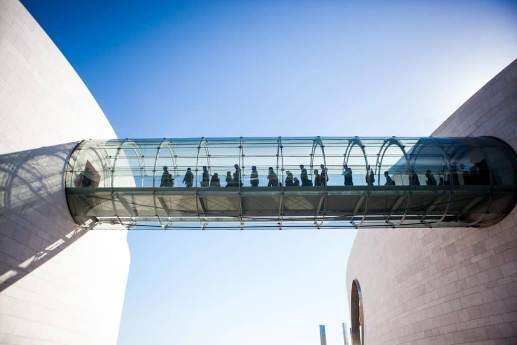 Ponte em vidro que liga os dois edifícios