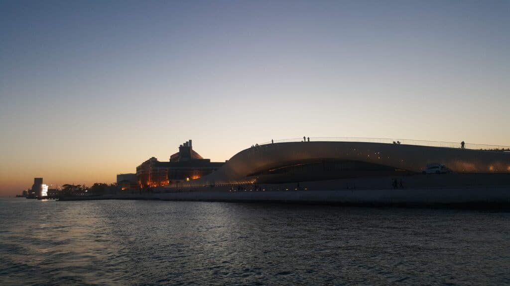 O MAAT visto desde o Rio Tejo