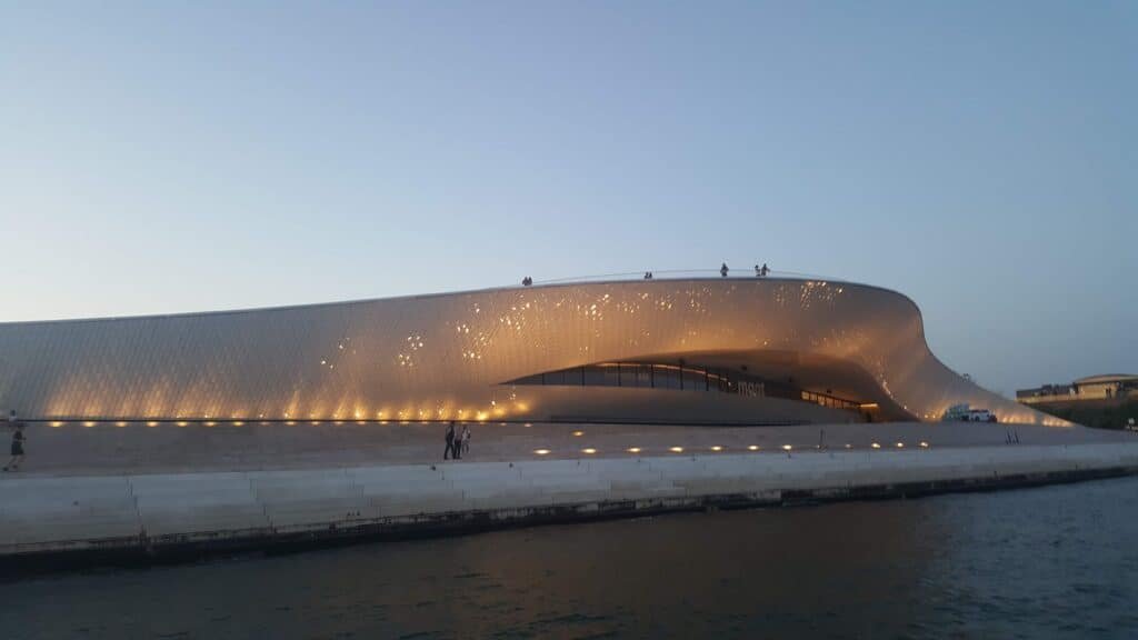 O MAAT visto desde o Rio Tejo