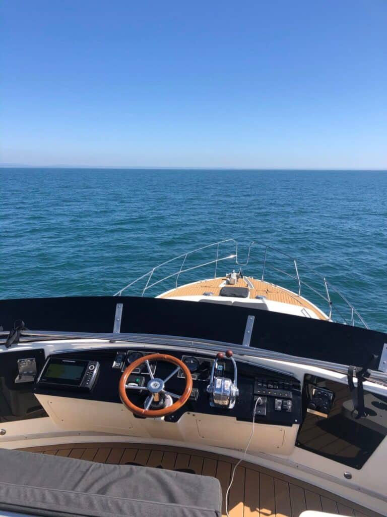 Uma experiência sensorial única, desfrutando dos sons e aromas do rio Tejo durante o passeio de barco