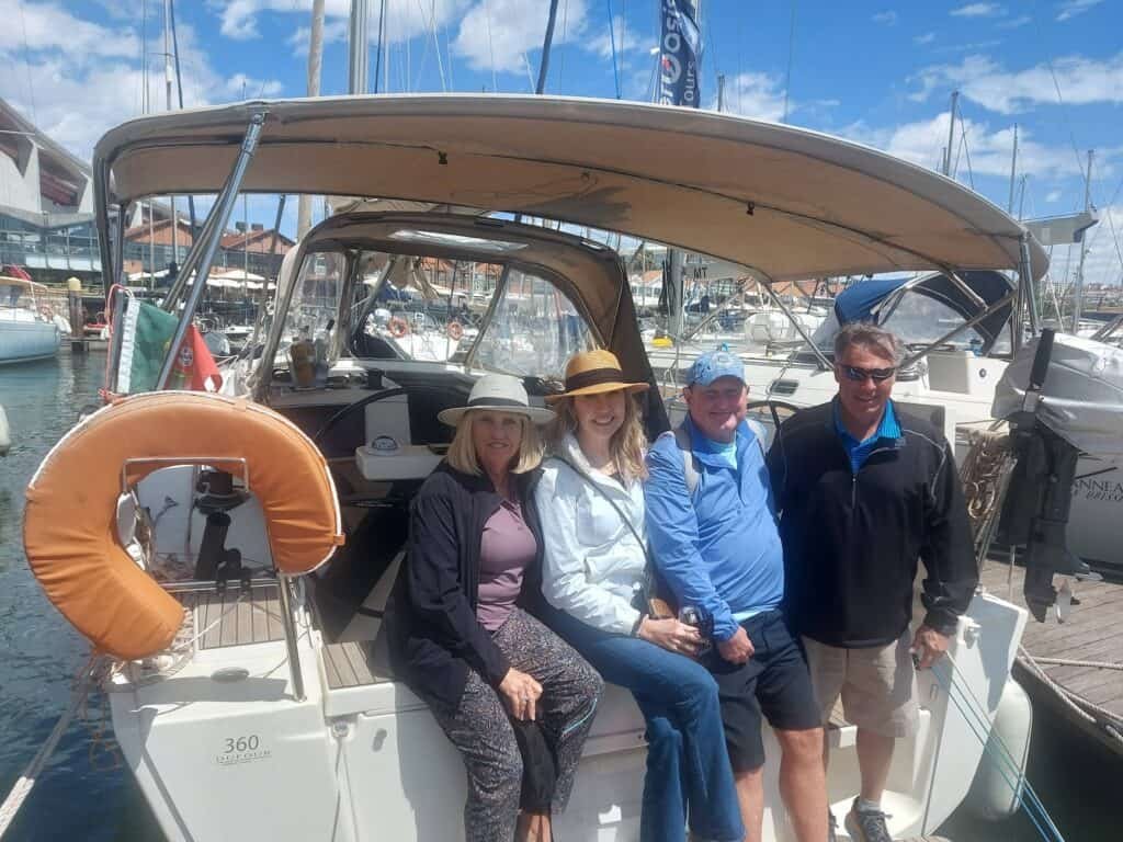 Passeio de barco com quatro turistas