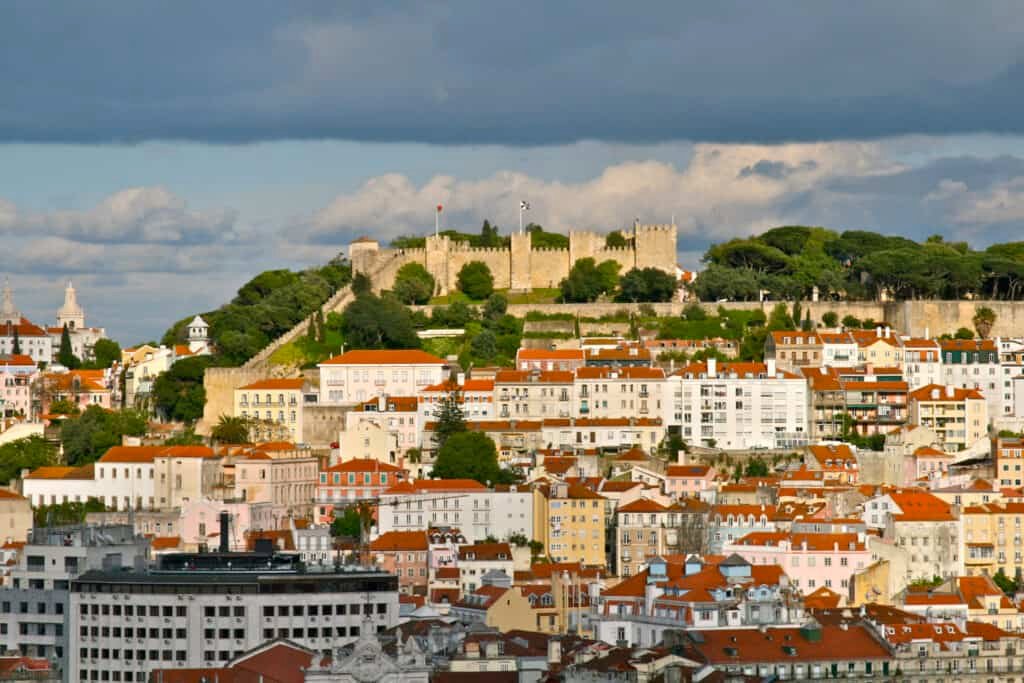 Veleiro a navegar com o Castelo de S. Jorge ao fundo