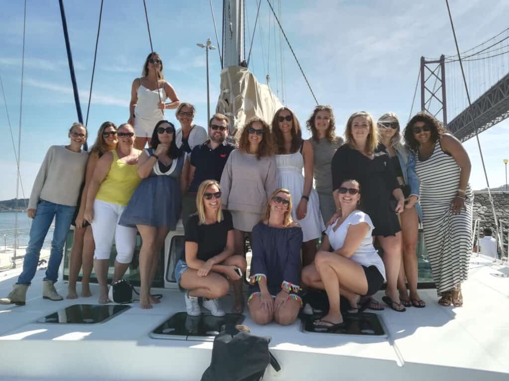 Passeio de barco com amigos, perto da ponte 25 de abril