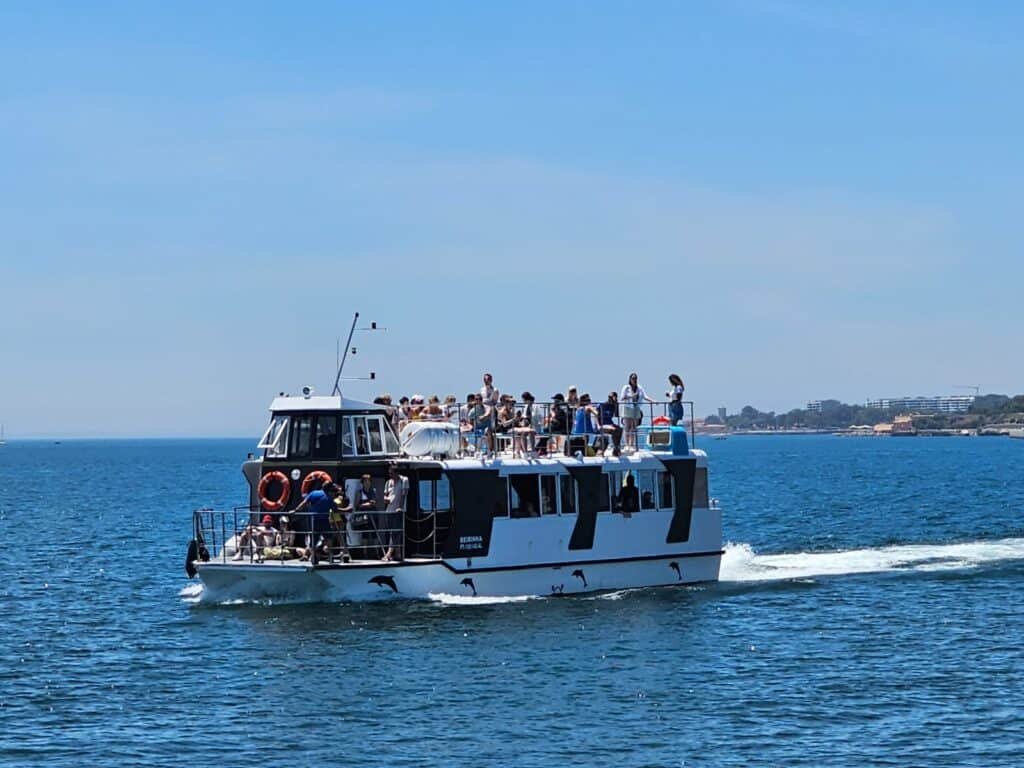 Beirinha a passear pelo Rio Tejo com convidados a bordo