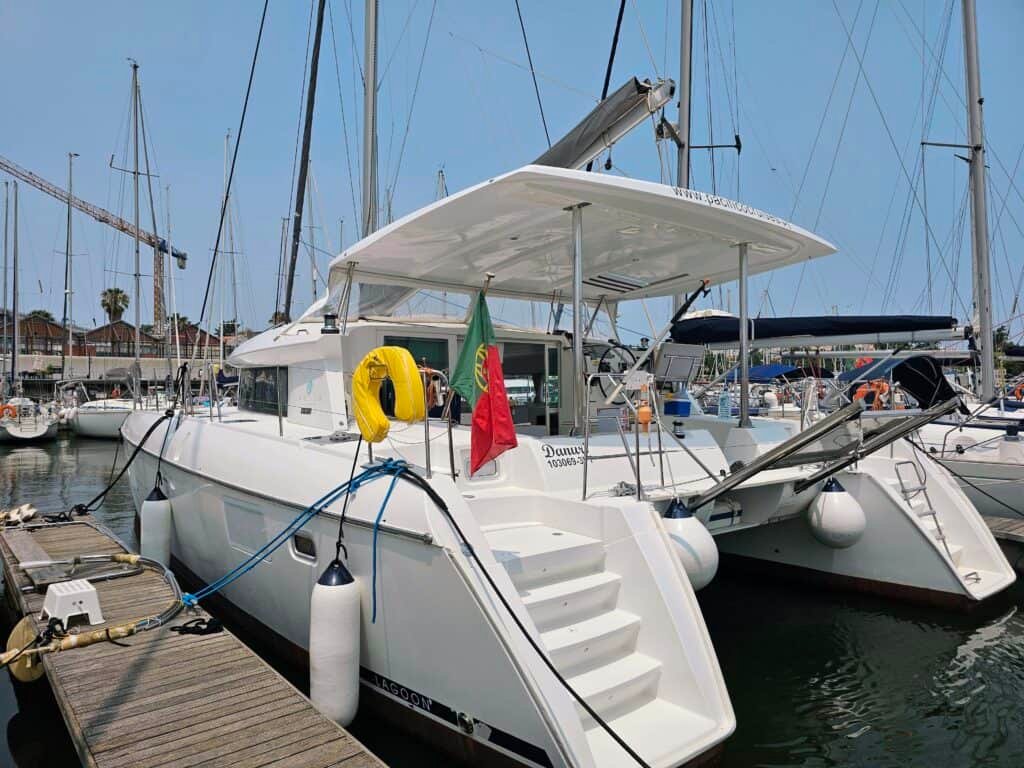 Catamarã Danuri atracado na Doca de Santo Amaro